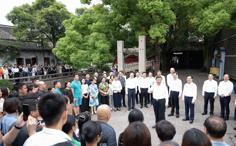 7月5日至7日,中共中央总书记、国家主席、中央军委主席习近平在江苏考察。这是6日上午,习近平在苏州平江历史文化街区,同当地居民和游客亲切交流。 7月5日至7日,中共中央总书记、国家主席、中央军委主席习近平在江苏考察。这是6日上午,习近平在苏州平江历史文化街区,同当地居民和游客亲切交流。